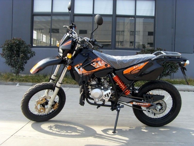 4 suwowy motocykl sportowy o pojemności 50 cm3 z lampkami sygnalizacyjnymi, motocykle jednocylindrowe chłodzone powietrzem