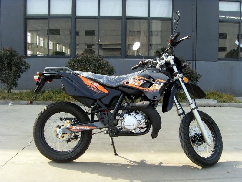 4 suwowy motocykl sportowy o pojemności 50 cm3 z lampkami sygnalizacyjnymi, motocykle jednocylindrowe chłodzone powietrzem