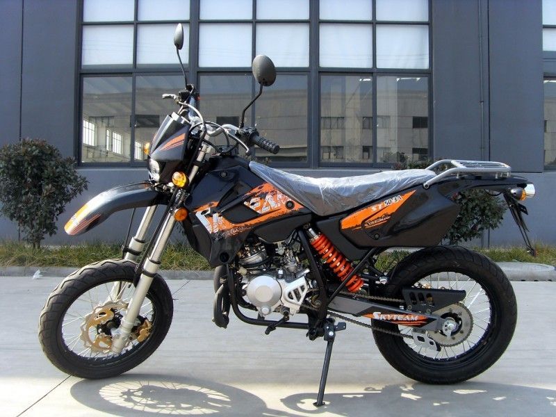 4 suwowy motocykl sportowy o pojemności 50 cm3 z lampkami sygnalizacyjnymi, motocykle jednocylindrowe chłodzone powietrzem