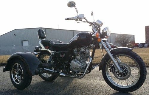 Chłodzony powietrzem, 3-kołowy skuter Trike o pojemności 250 cm3, z pojedynczym cylindrem i 4-suwowym układem chłodzenia