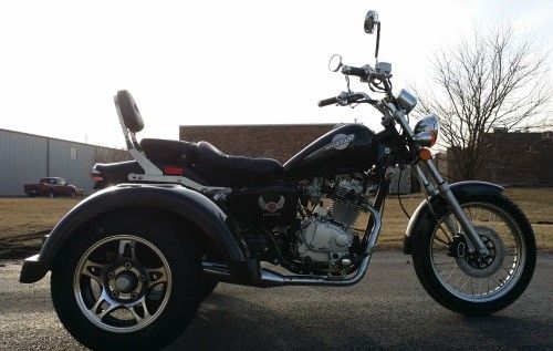 Chłodzony powietrzem, 3-kołowy skuter Trike o pojemności 250 cm3, z pojedynczym cylindrem i 4-suwowym układem chłodzenia