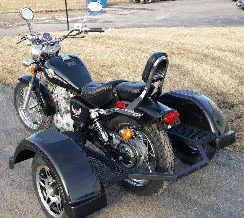 Chłodzony powietrzem, 3-kołowy skuter Trike o pojemności 250 cm3, z pojedynczym cylindrem i 4-suwowym układem chłodzenia