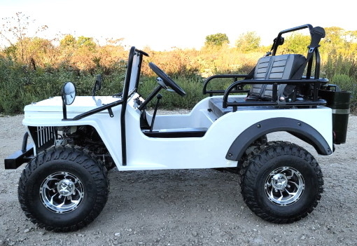 Biały mini gazowy wózek golfowy Jeep ELITE Edition z niestandardowymi felgami i nadkolami