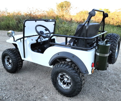Biały mini gazowy wózek golfowy Jeep ELITE Edition z niestandardowymi felgami i nadkolami